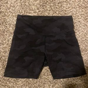 EUC Lululemon Size 10 Wunder Train Black camo